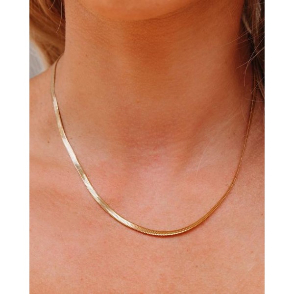 Shashi - Minimal Herringbone Necklace